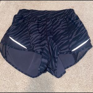Lululmeon hotty hot shorts 2.5